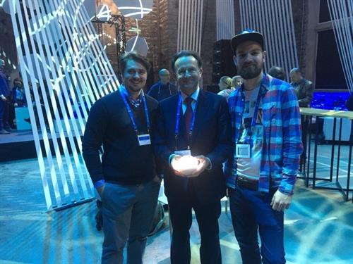 The start-up founders Steffen Preuß (left) and Mario Kascholke (right) with Dr. Bernd Siegfried, the manager of the KfW foundation, and their therapy ball ichó at the award ceremony in Tallinn.